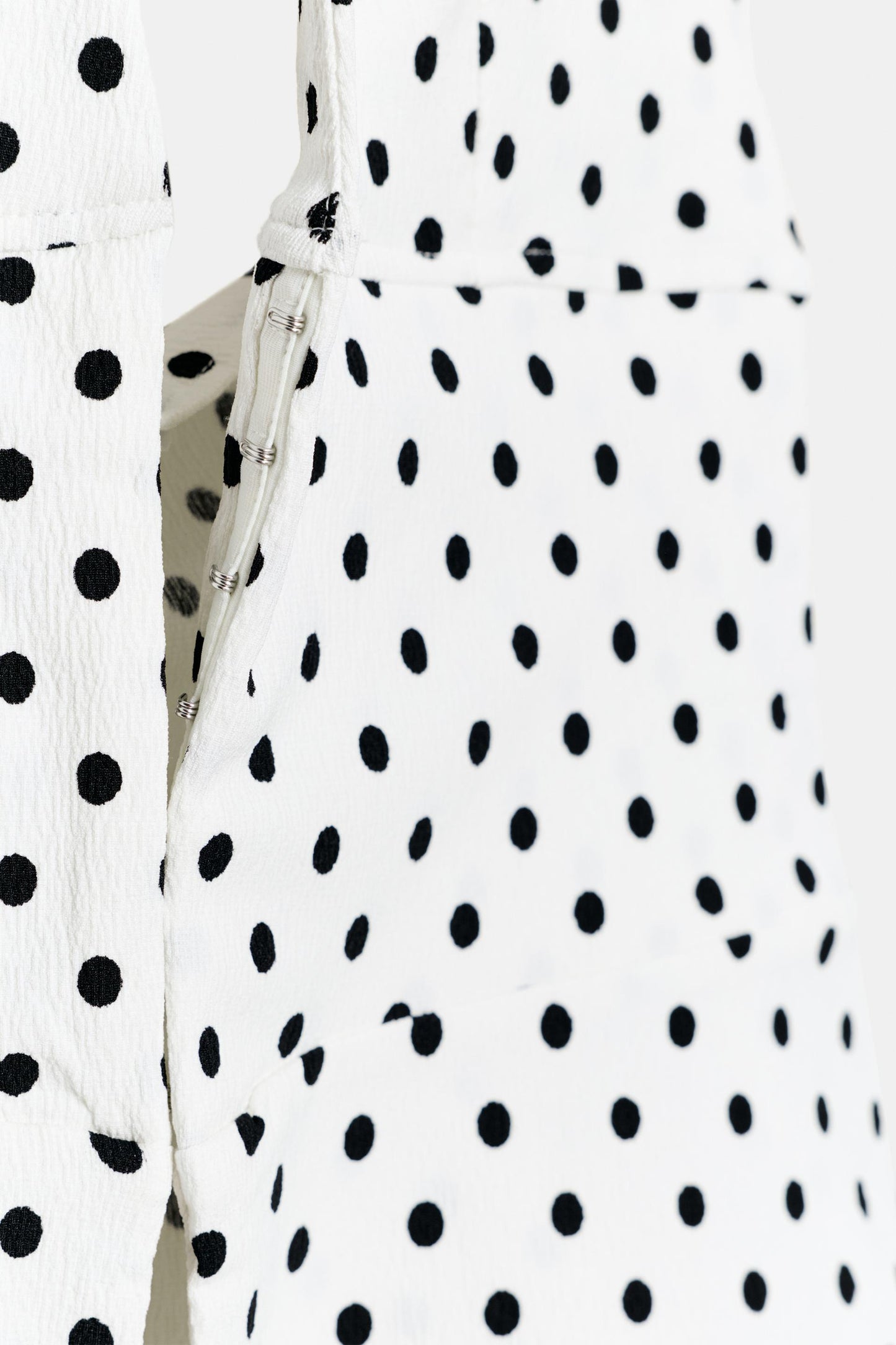 #F4F7F6, Blanc / Noir