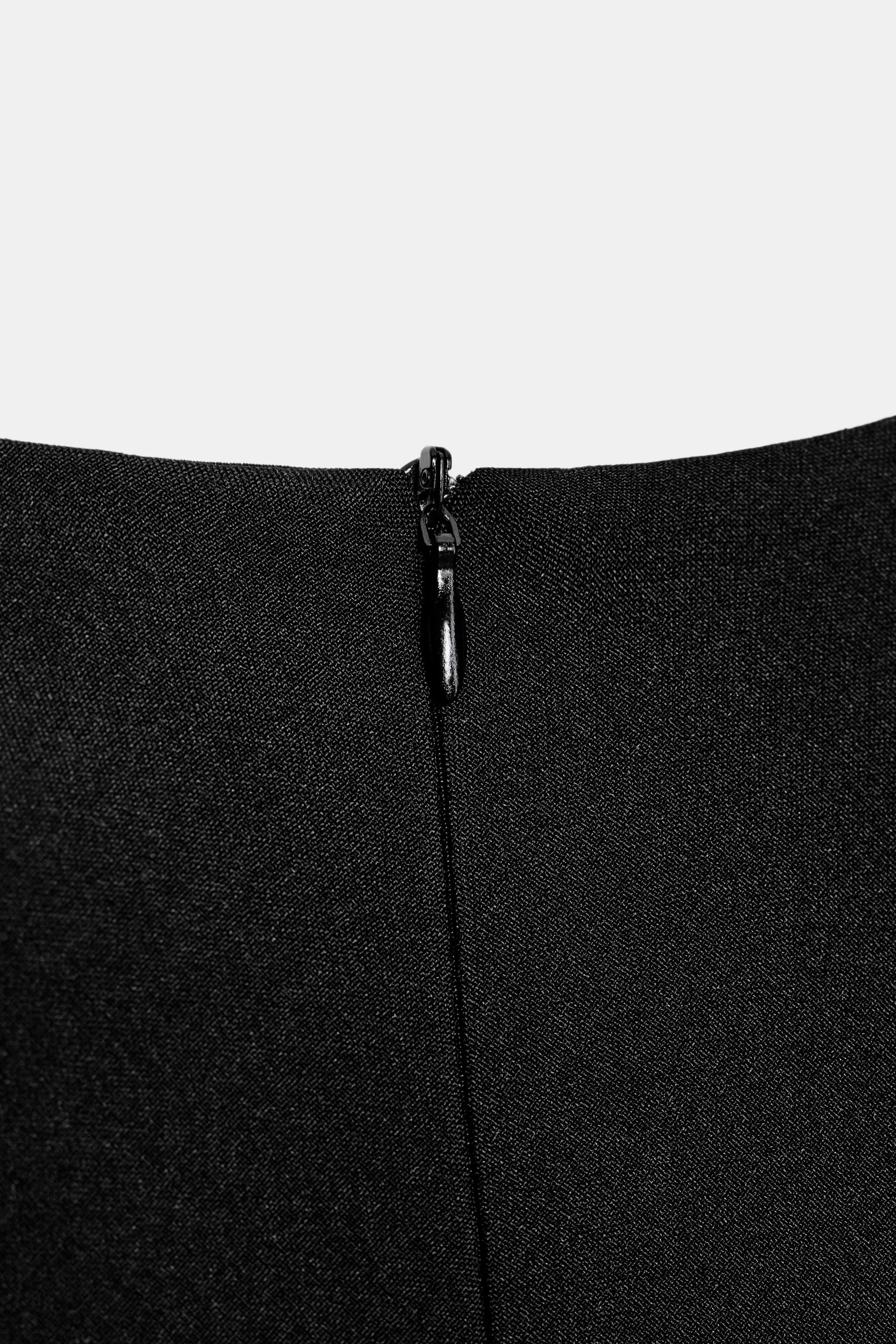 #060B07, Noir / Blanc
